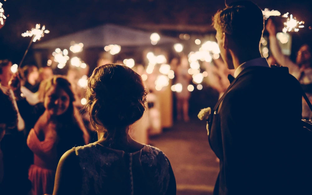 Fête en soirée faisant intervenir un nombre important de jeunes et moins jeunes personnes en costumes et robes.