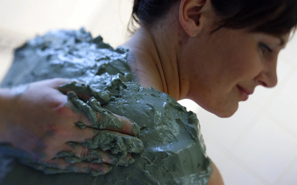 Femme de dos/profil, profitant d'un bain d'argile..