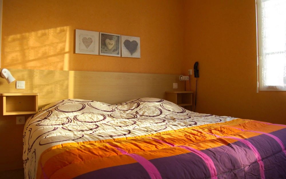 Photographie d'une des chambres de la gamme Supérieure de l'hôtel de Tessé.